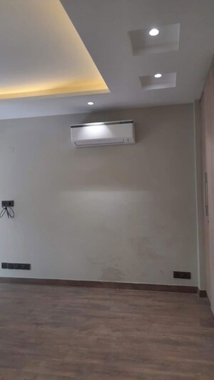 Room in 3 BHK Builder Floor at South City 1 – for Rent