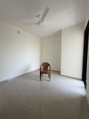 Room in 2 BHK Apartment at Damji Shamji Mahavir Spring Tulip Phase 1, Pokhran Road No Two – for Rent
