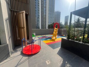Team Area in 2 BHK Apartment at Goregaon East – for Rent