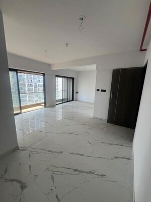 Room in 2 BHK Apartment at Goregaon East – for Rent