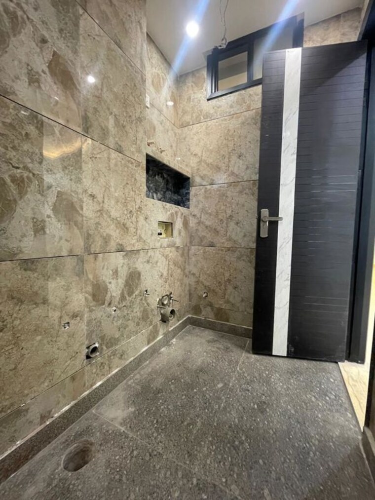 Bathroom, model town 3 Bedroom 200 Sq.Yd. Builder Floor In Model Town Delhi 10363661