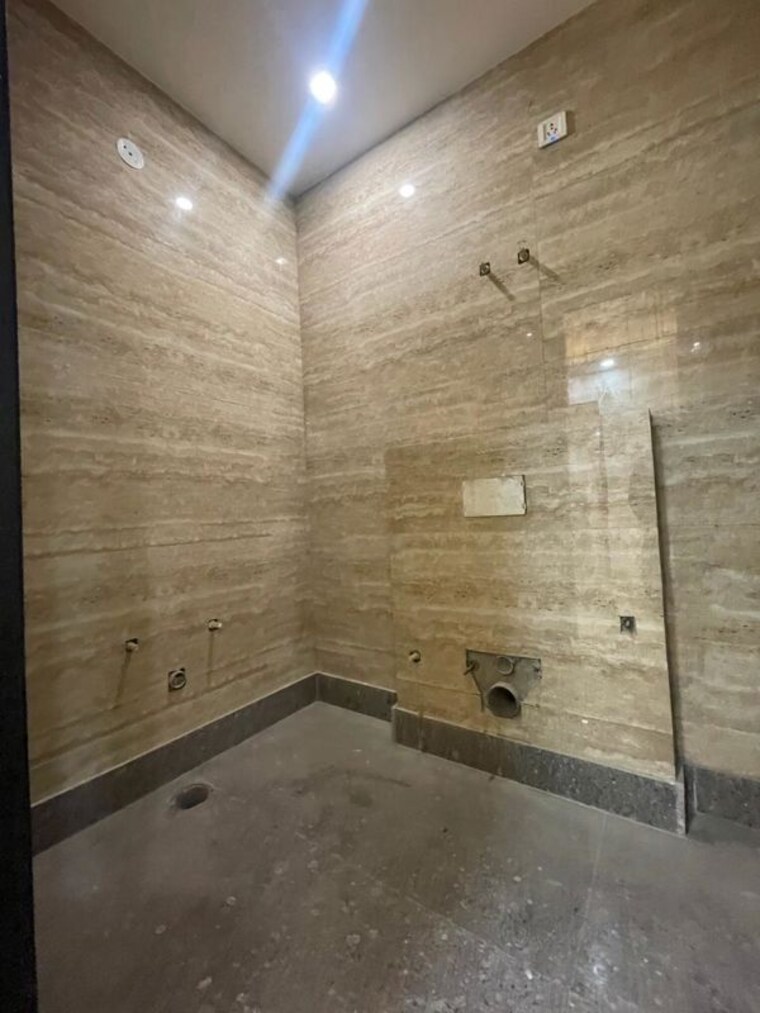 Bathroom, model town 3 Bedroom 200 Sq.Yd. Builder Floor In Model Town Delhi 10363661