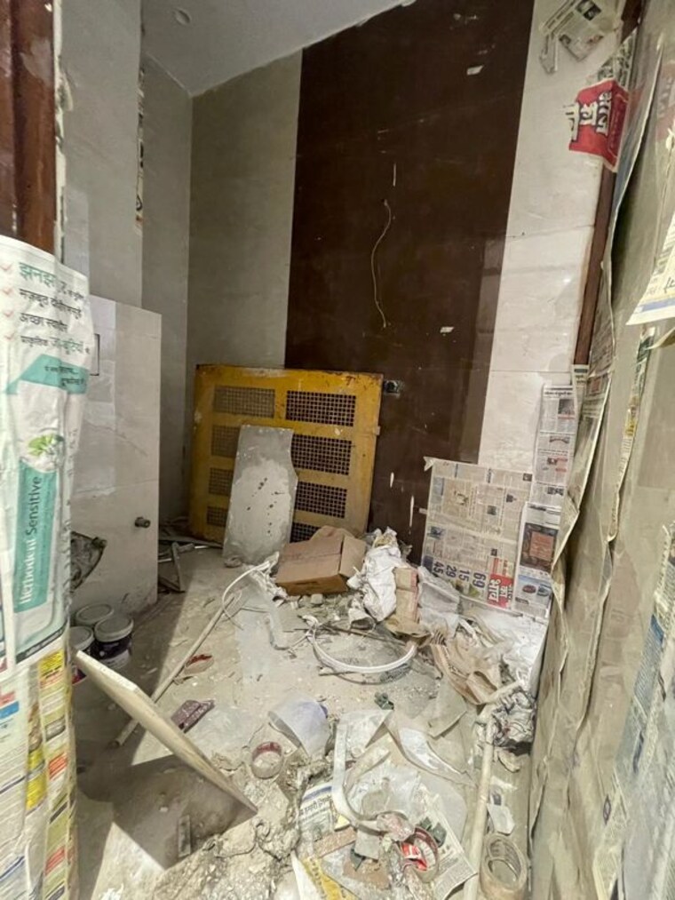 Bathroom, shakti nagar 3 Bedroom 242 Sq.Yd. Builder Floor In Shakti Nagar Delhi 10363665