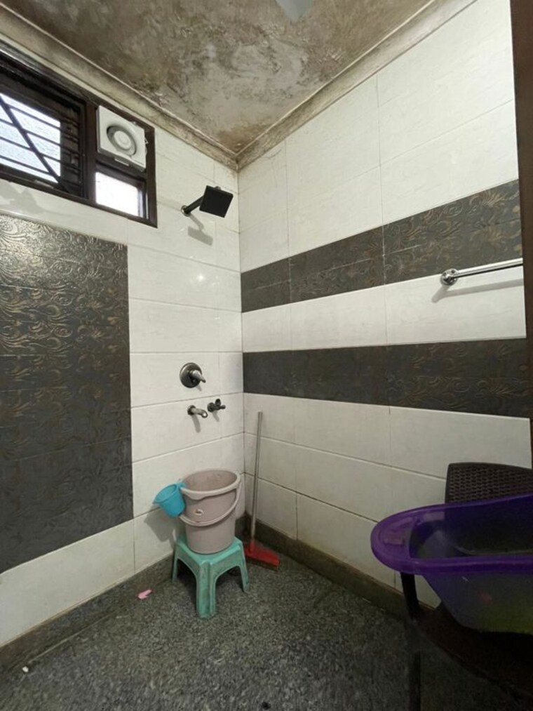 Bathroom, shakti nagar 3 Bedroom 242 Sq.Yd. Builder Floor In Shakti Nagar Delhi 10363677