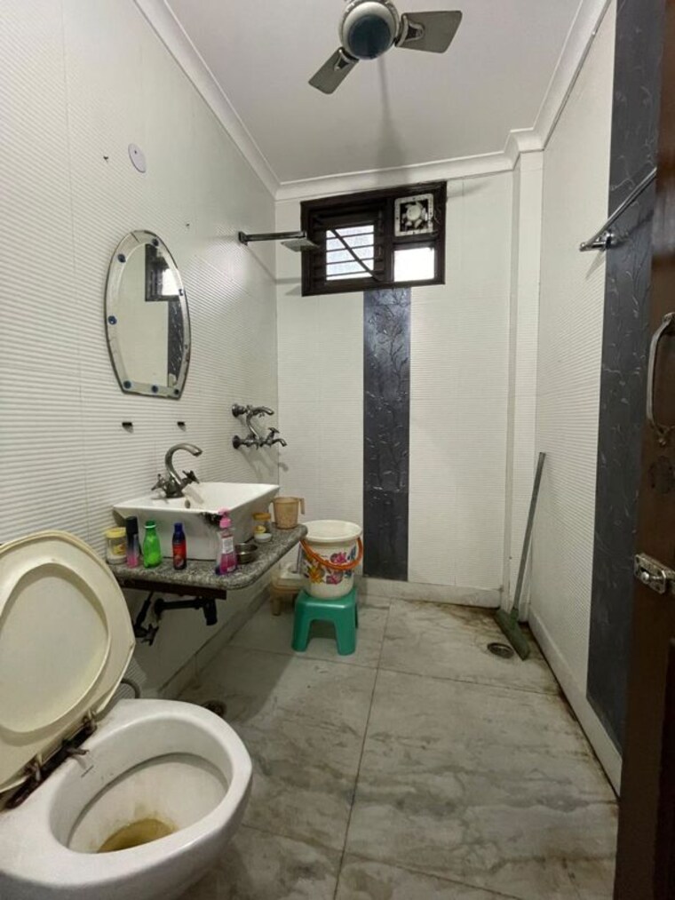 Bathroom, shakti nagar 3 Bedroom 242 Sq.Yd. Builder Floor In Shakti Nagar Delhi 10363677