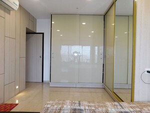 Room in 3 BHK Apartment at Godrej Platinum Mumbai, Vikhroli East – for Rent