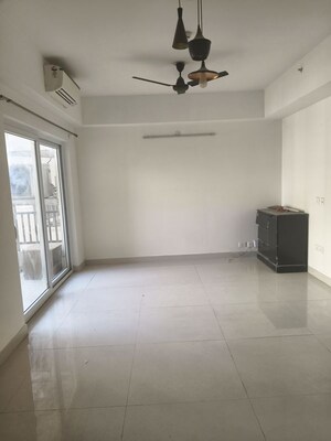 Room in 3.5 BHK Apartment at Pareena Express Heights, Sector 99 – for Rent