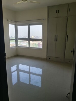 Room in 3.5 BHK Apartment at Pareena Express Heights, Sector 99 – for Rent