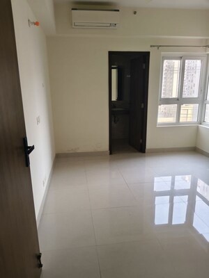 Room in 3.5 BHK Apartment at Pareena Express Heights, Sector 99 – for Rent