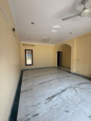 Room in 3 BHK Builder Floor at South City 1 – for Rent