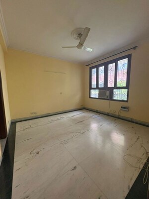 Room in 3 BHK Builder Floor at South City 1 – for Rent