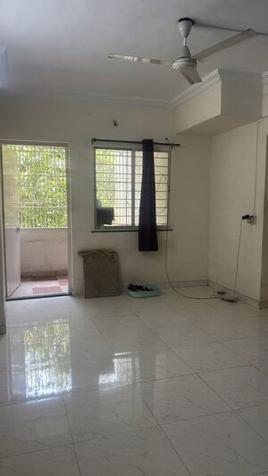 Room in 2 BHK Apartment at Kamgar Putala Vasahat – for Rent