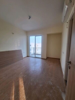 Room in 3 BHK Apartment at Godrej Golf Links Evoke, Sector 27 Yamuna Expressway – for Rent