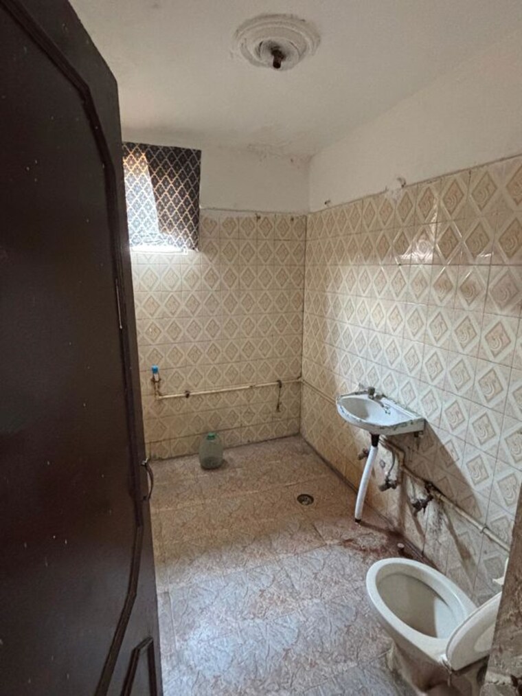 Bathroom, garhi 1 RK 200 Sq.Ft. Builder Floor In Garhi Delhi 10363892