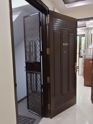 2 BHK Builder Floor – Entrance View at Amar Colony - for Rent