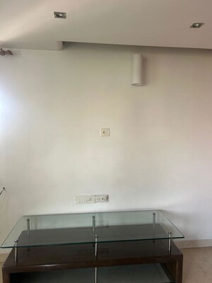 Room in 5 BHK Apartment at Rachana Belvedere Apartment, Aundh – for Rent
