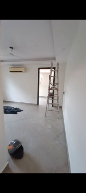  Showroom For Rent in East Of Kailash