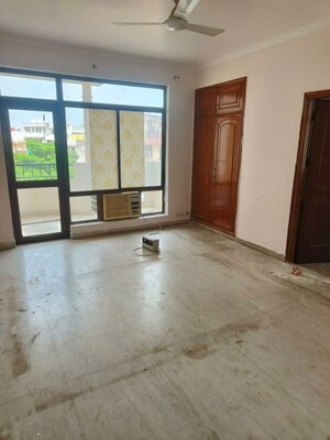 Room in 4 BHK Apartment at Sheeba Apartment, Sector 28 – for Rent