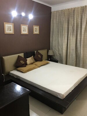 Bedroom in 3 BHK Apartment at Hamlin Apartment, Sector 43 – for Rent