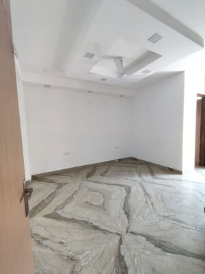 Room in 2 BHK Builder Floor at South City 1 – for Rent