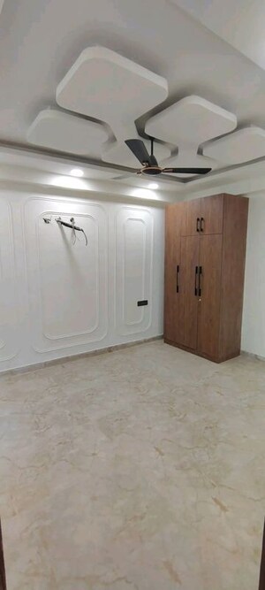 Room in 3 BHK Apartment at Chattarpur – for Rent