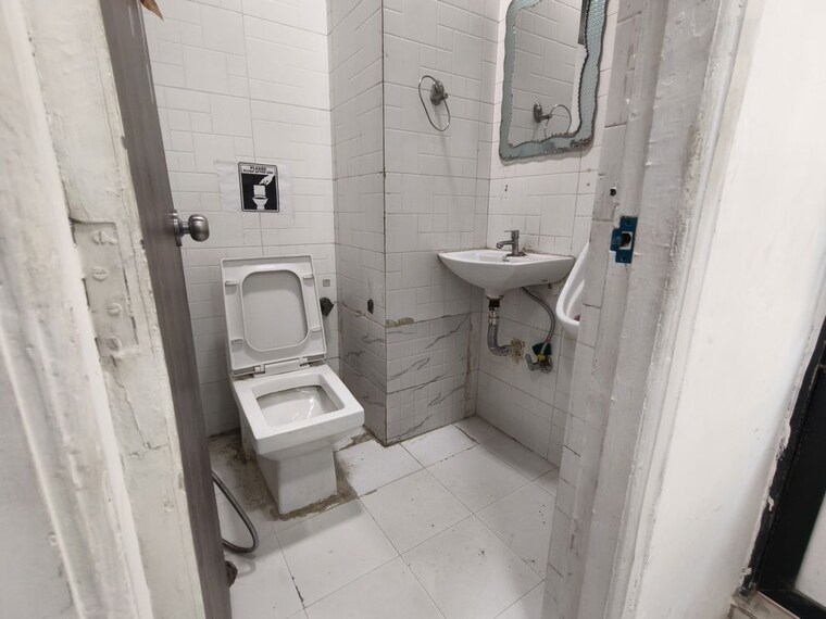 Bathroom, netaji subhash place Commercial Office Space 1552 Sq.Ft. In Netaji Subhash Place Delhi 10364087