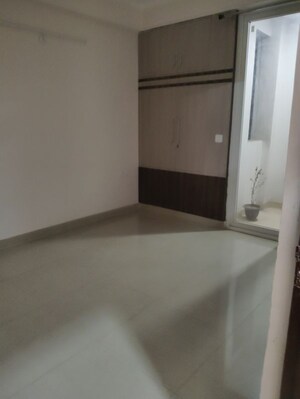 Room in 3 BHK Apartment at Amrapali Kingswood, Sector 4 Greater Noida – for Rent