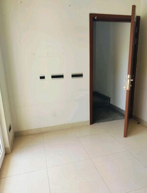 Room in 3 BHK Apartment at Central Park Flower Valley Aqua Front Towers, Sohna Sector 33 – for Rent