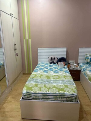 Bedroom in 2 BHK Apartment at Apollo Bunder – for Rent