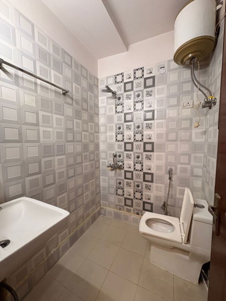 Bathroom, chattarpur 2 Bedroom 850 Sq.Ft. Builder Floor In Chattarpur Delhi 10364196