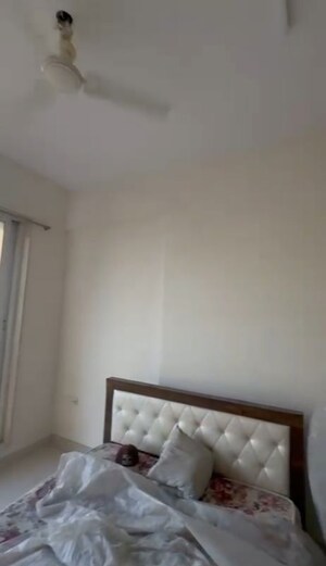 Room in 2 BHK Apartment at Eskay Itus Apartment, Andheri West – for Rent