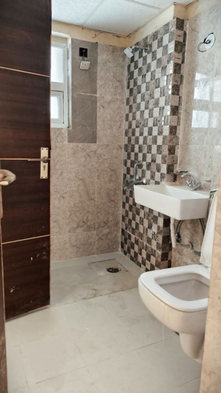 Bathroom, sikka-kaamna-greens 2 Bedroom 950 Sq.Ft. Apartment In Sector 143a Noida Noida 10364262
