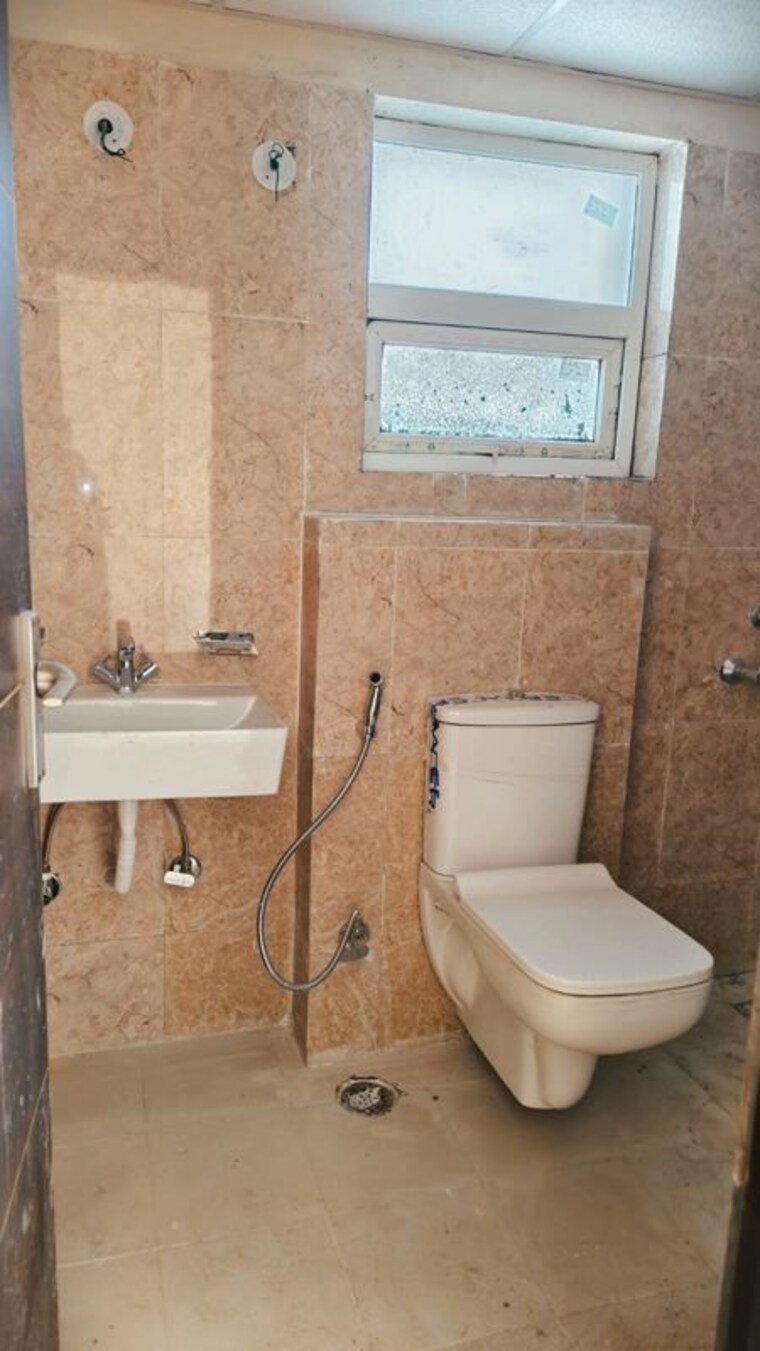 Bathroom, sikka-kaamna-greens 2 Bedroom 950 Sq.Ft. Apartment In Sector 143a Noida Noida 10364262