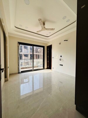 Room in 3 BHK Builder Floor at BPTP Green Oaks, Sector 70a – for Sale