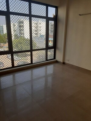 Room in 3 BHK Apartment at Vip Road – for Rent