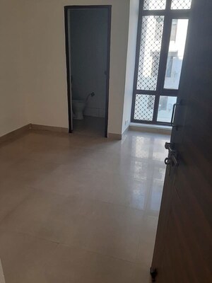 Room in 3 BHK Apartment at Vip Road – for Rent