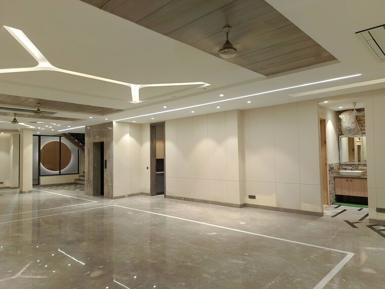 Hall, golf links 4 Bedroom 3600 Sq.Ft. Builder Floor In Golf Links Delhi 10364397