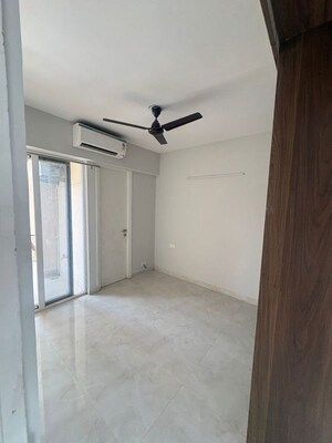 Room in 3 BHK Apartment at Signature Global City, Sector 37d – for Rent