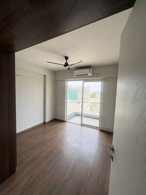 Room in 3 BHK Apartment at Signature Global City, Sector 37d – for Rent