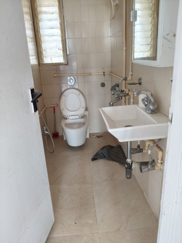 Bathroom, sanjeev-enclave 3 Bedroom 1500 Sq.Ft. Apartment In Andheri West Mumbai 10364776