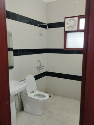 Bathroom in 3 BHK Apartment at Maulviganj – for Rent