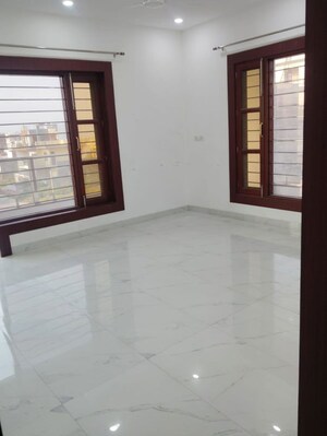 Room in 3 BHK Apartment at Maulviganj – for Rent
