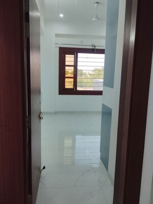 Room in 3 BHK Apartment at Maulviganj – for Rent