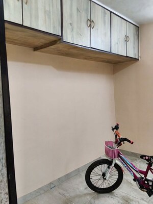 Furnished Amenities in 2 BHK Apartment at Vakola – for Rent