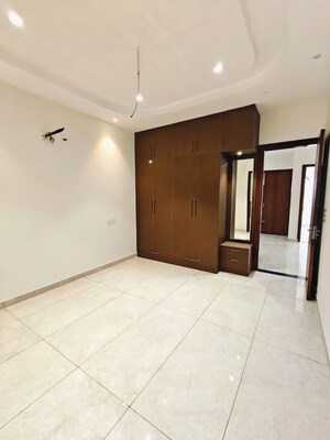 Room in 4 BHK Villa at Vip Road – for Rent