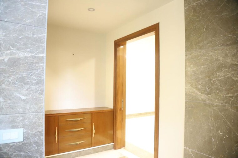 Room, unitech-residency-greens 5 Bedroom 870 Sq.Yd. Builder Floor In Sector 46 Gurgaon 10364819