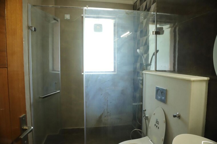 Bathroom, unitech-residency-greens 5 Bedroom 870 Sq.Yd. Builder Floor In Sector 46 Gurgaon 10364819