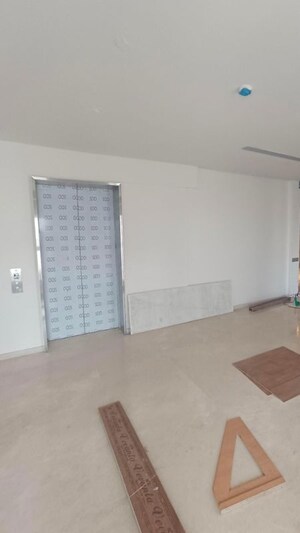 Room in 5 BHK Apartment at Rustomjee Crown, Prabhadevi – for Sale