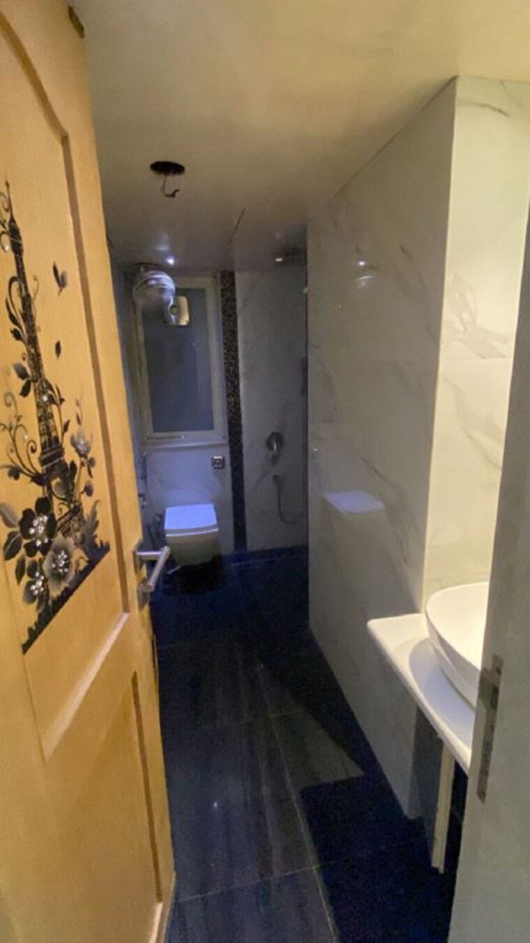 Washroom, bandra west 1 Bedroom 500 Sq.Ft. Apartment In Bandra West Mumbai 10365151