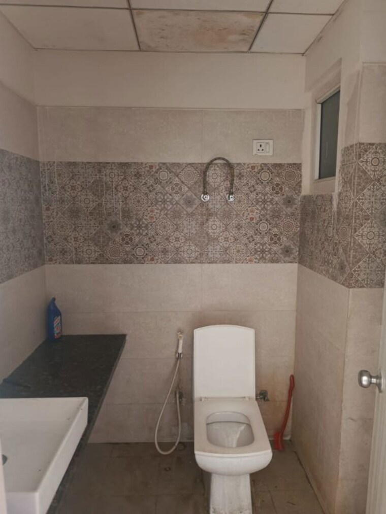 Bathroom, paramount-golf-forest-studio-apartments-oak-tower Studio 435 Sq.Ft. Apartment In Zeta I Greater Noida Greater Noida 10169773